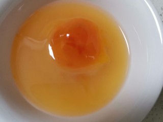 5、鱿鱼咸鸭蛋沙锅粥,加咸鸭蛋，煮开，关火