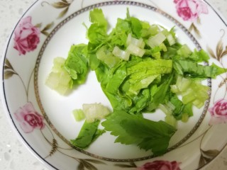 6、鱿鱼咸鸭蛋沙锅粥,最后加小芹菜，盖锅盖焖一小会。