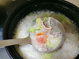 7、鱿鱼咸鸭蛋沙锅粥,开吃，不用加盐，因为咸鸭蛋够咸了。