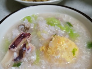 8、鱿鱼咸鸭蛋沙锅粥,吃