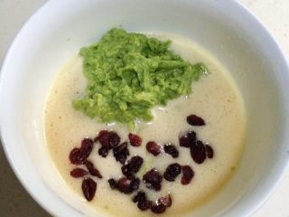 6、牛油果玛芬蛋糕,加入牛油果泥和蔓越莓干。