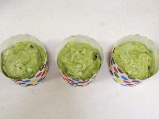 11、牛油果玛芬蛋糕,至七、八分满即可。