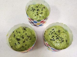 12、牛油果玛芬蛋糕,在蛋糕糊表面撒少许黑芝麻。