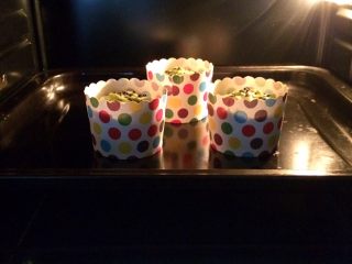 13、牛油果玛芬蛋糕,入预热的烤箱中层，上下火180度，约烤20分钟，表面有少许焦黄即可。