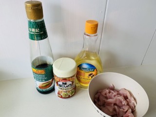 2、香菇滑鸡粥,鸡肉切片,放入碗中加少许油十蒸鱼豉油十盐十黑胡椒粉,腌制二十分钟。