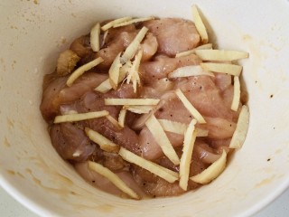 3、香菇滑鸡粥,在切点放姜丝放入碗中,去鸡肉的腥味