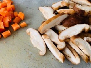 4、香菇滑鸡粥,胡萝卜切丁,香菇切片