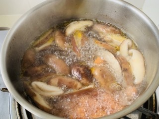 6、香菇滑鸡粥,然后加入适量的开水煮十分钟