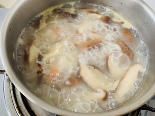 8、香菇滑鸡粥,煮十分钟的汤就超浓了,这是把米饭倒进去,煮五分钟