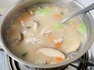 9、香菇滑鸡粥,把鸡肉片一片一片的放进去,边加边搅