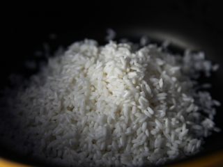 2、有家鲜厨房|秋分养生粥:白梨鸡蛋鲜米粥,鲜米洗净提前浸泡1小时