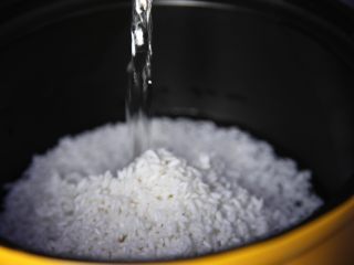 6、有家鲜厨房|秋分养生粥:白梨鸡蛋鲜米粥,锅内倒入清水,加入浸泡过后的鲜米