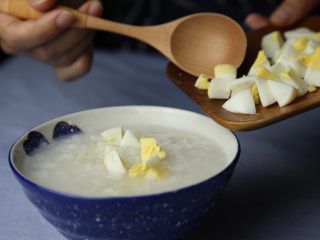 9、有家鲜厨房|秋分养生粥:白梨鸡蛋鲜米粥,放入切好的鸡蛋块,撒上葱花,淋上蜂蜜,