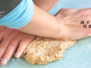 3、红枣红糖馒头,同时再配合着两手向两边撑断面筋，然后再揉起来，更容易使面团光滑。一直都是5步和6步重复的手法揉面。这么点面我揉约10分钟。