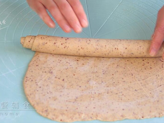 6、红枣红糖馒头,卷起来，卷紧。