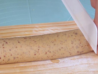 8、红枣红糖馒头,以3根手指做尺，一刀刀切，切好直接放在蒸锅里。