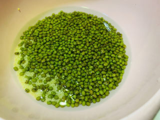 6、绿豆小米粥,冲洗干净待用