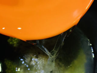 8、绿豆小米粥,加入适量水