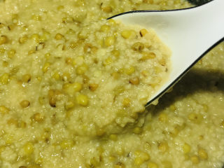 12、绿豆小米粥,搅拌一下
