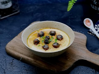 13、营养早餐 海参蒸蛋羹,撒上葱花,淋上生抽,芝麻油,即可食用。