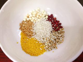 1、红糖八宝粥,准备好红豆、芡实、薏米、麦仁、小米、糯米。