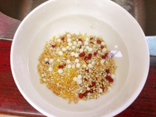 2、红糖八宝粥,用清水洗净后泡2小时。
