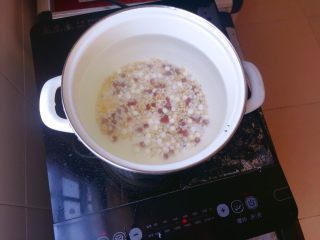 3、红糖八宝粥,冷水入锅，开大火。