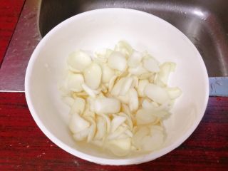 4、红糖八宝粥,百合洗净备着。