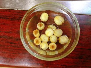 5、红糖八宝粥,莲子泡水半小时，洗净，备着。