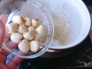 6、红糖八宝粥,煮开五分钟，加入莲子。