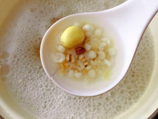 7、红糖八宝粥,煮至米粒开花关火。