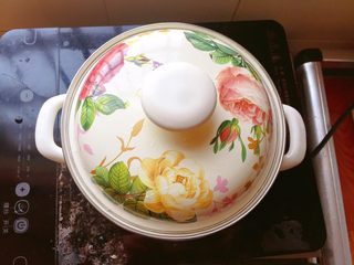 8、红糖八宝粥,盖上盖子焖一小时。