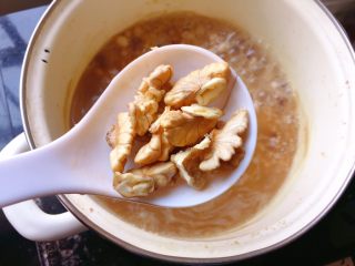 11、红糖八宝粥,加入核桃。
