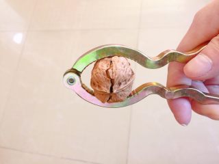 9、红糖八宝粥,夹两个核桃肉备着。