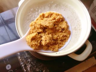 10、红糖八宝粥,把粥再次开大火煮开，按口味加入红糖。煮至汤水浓稠。