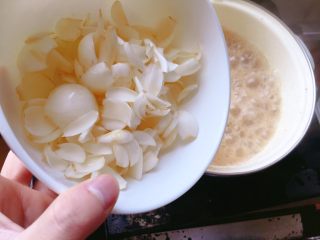 12、红糖八宝粥,最后加入百合。