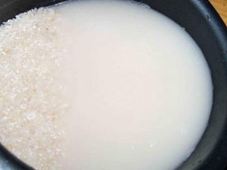 5、红枣南瓜粥,将米淘洗干净。