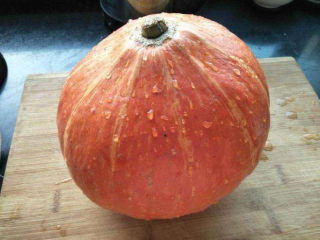 9、红枣南瓜粥,把大南瓜洗干净。