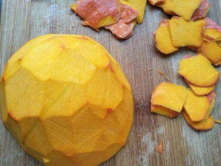 10、红枣南瓜粥,切一块就可以了，煮粥不用放太多，把皮削掉。