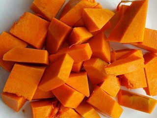 11、红枣南瓜粥,南瓜切成小块。