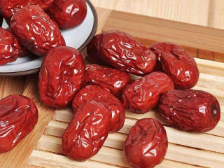 13、红枣南瓜粥,这是已经晾干的大枣，大枣不是直接晾干的，它需要蒸熟后再晾干保存。