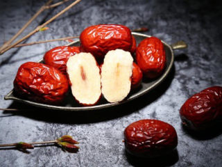 14、红枣南瓜粥,可以用完整的枣，也可以把大枣的核去掉。