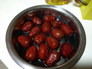 15、红枣南瓜粥,大枣要提前浸泡一下。