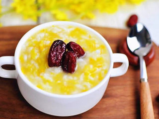 16、红枣南瓜粥,然后大枣南瓜都倒入米中用电饭煲煮粥的档位就可以了，开锅后，一碗糯糯的红枣南瓜粥就做好了。