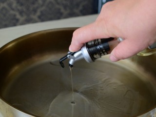 5、孜然土豆片,热锅凉油