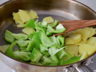 7、孜然土豆片,土豆片变软，加辣椒块