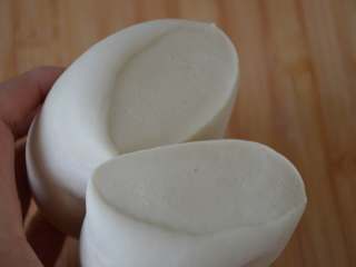 8、玫瑰花馒头,揉搓到位的标准：就是切开面团，剖面没有气泡。