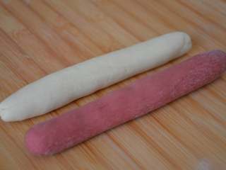 11、玫瑰花馒头,将两种颜色的面团分别分成5个均等的小面团，然后各取一个颜色的小面团，依次揉搓成细长条。其他的面团先盖好，防止干皮。