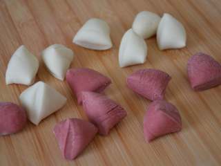 12、玫瑰花馒头,每个颜色平均分成七份，切成大小一样的七个小面剂子。