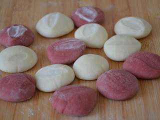 13、玫瑰花馒头,撒点干面粉，依次摁平。